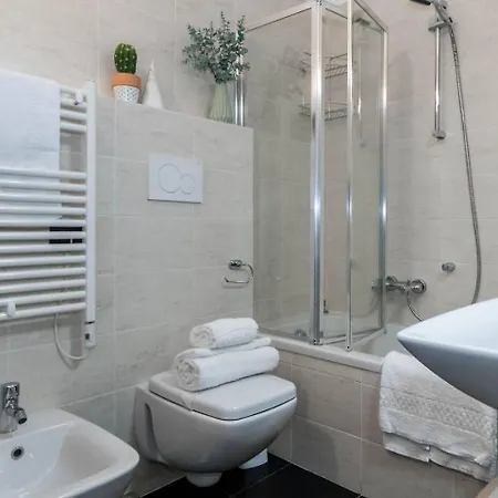 Altido For 4 With Terrace In A Quiet Residential Area شقة